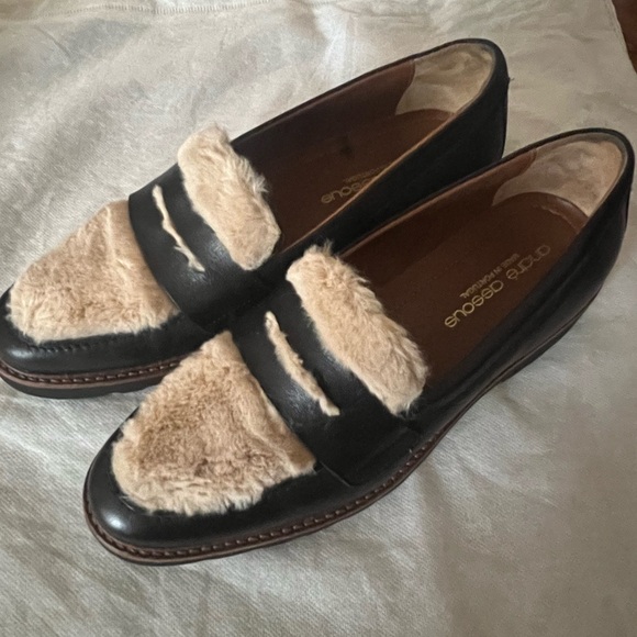 Andre Assous Black Leather “Porsha” Loafer topped with faux fur shearling - Picture 3 of 9